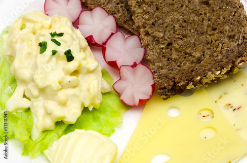 Frühstück - Brot, Käse, Eiersalat und Butter
