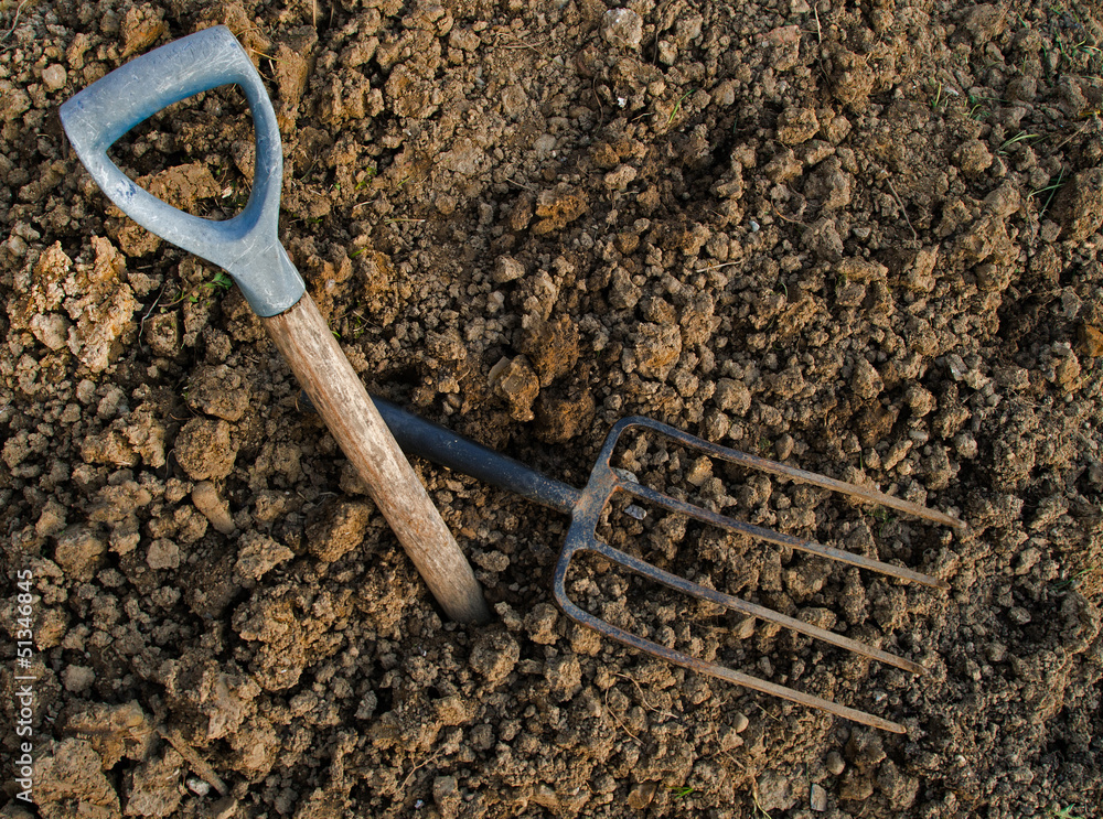 Obraz premium Broken old garden fork on rocky, clay soil - gardening