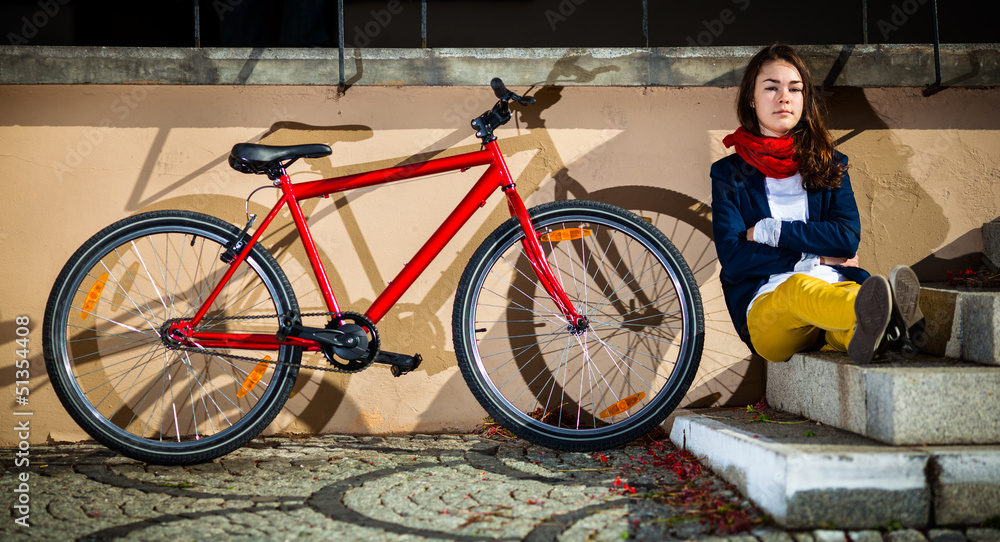 Obraz premium Urban biking - teenage girl and bike in city