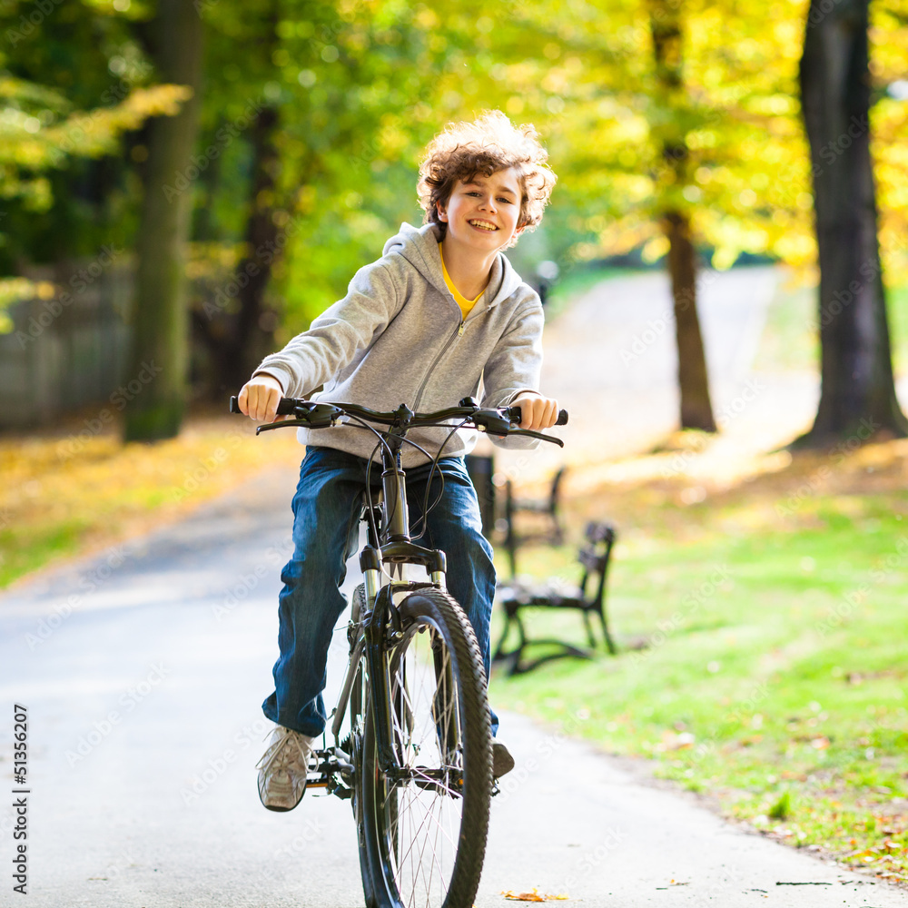 Fototapeta premium Urban biking - teenage boy and bike in city park