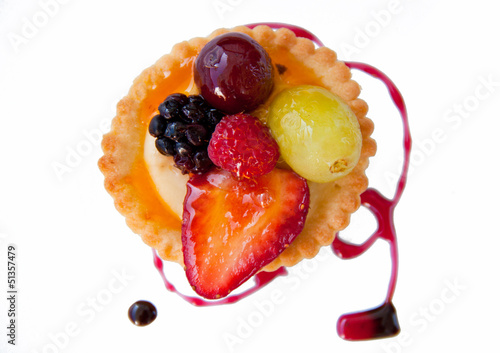 Cake basket with berries