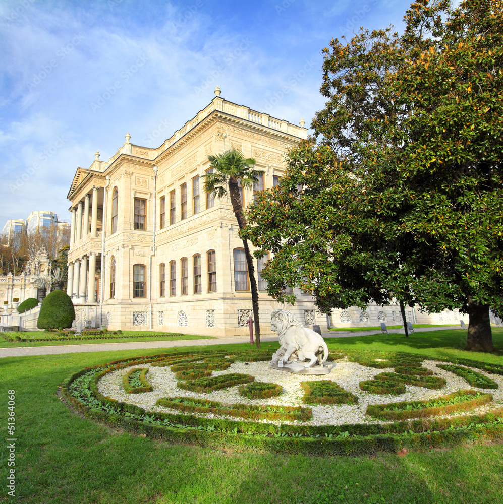 Obraz premium dolmabahce palace at autumn - istanbul