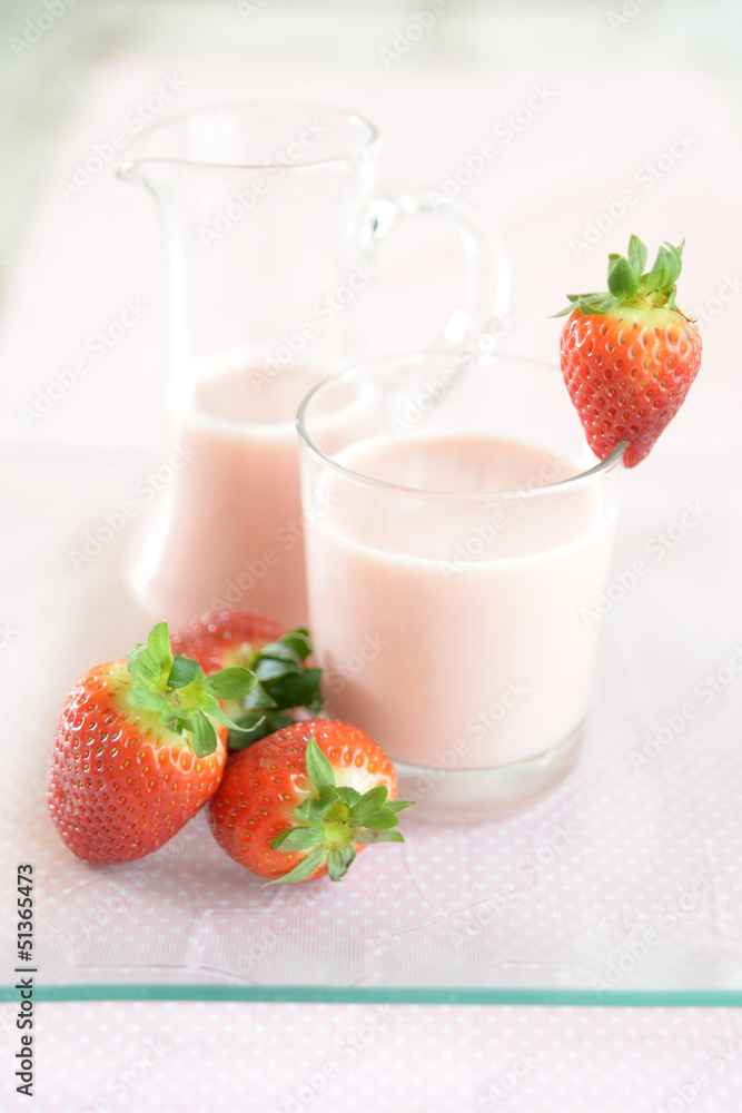 Drink aus frischen Erdbeeren und Sojamilch Drink aus frischen Erdbeeren und Sojamilch