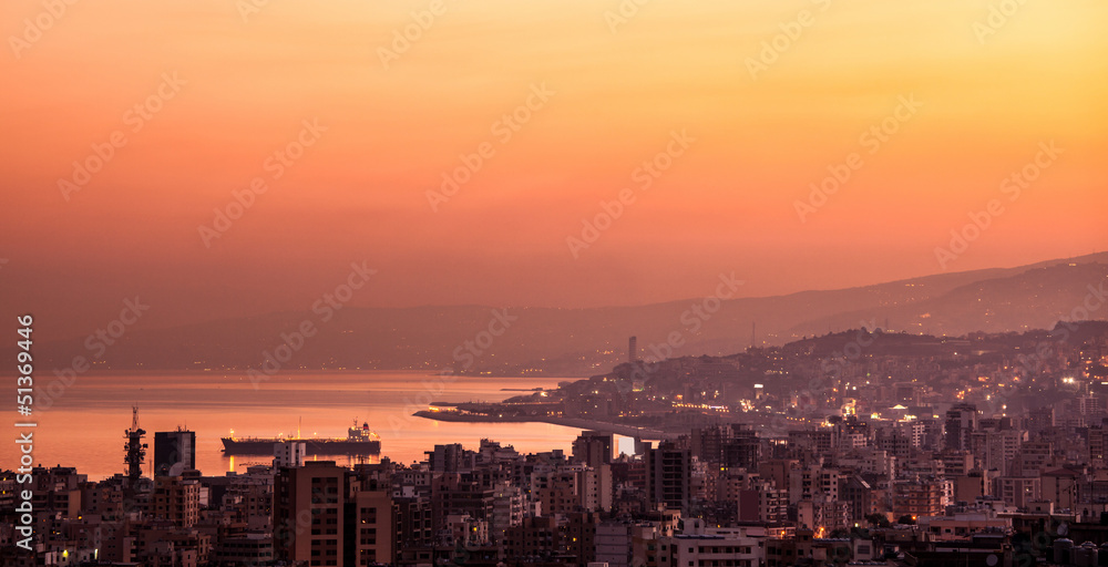 Obraz premium Zachód słońca w górskim mieście