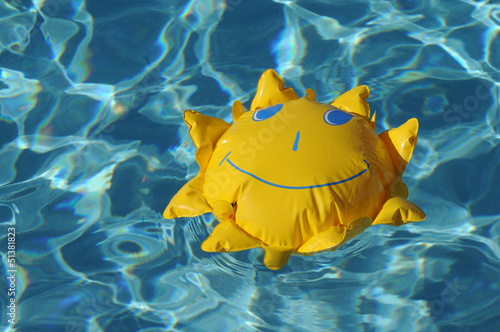 Swimming pool mit Kinderspielzeug.