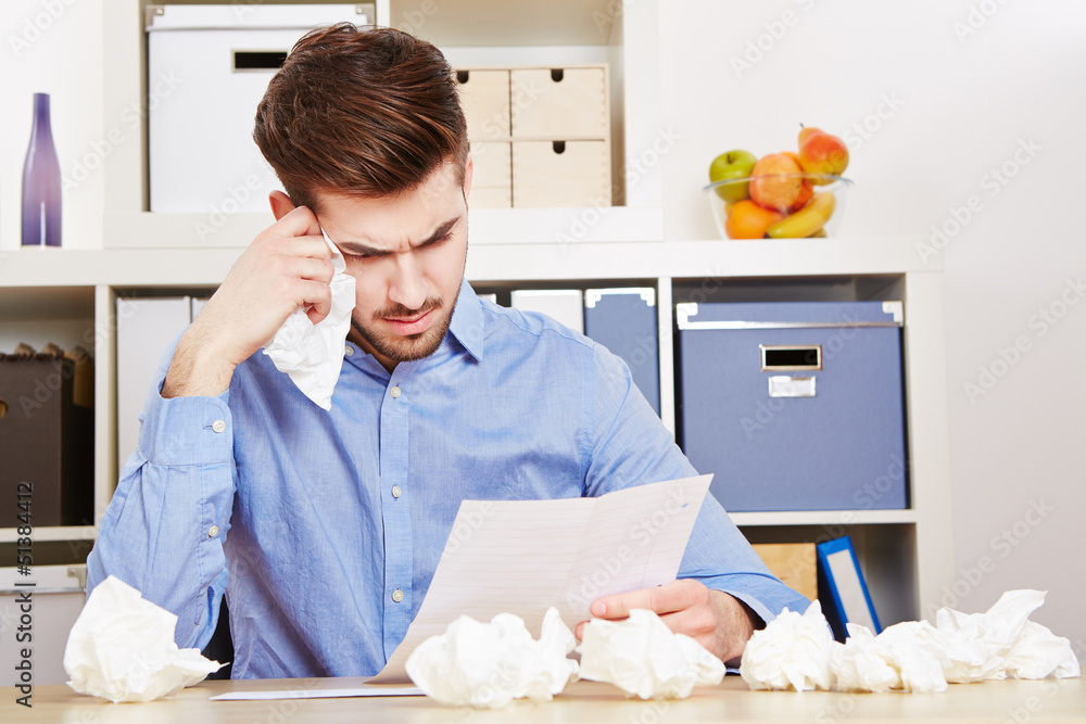 Mann mit Brief weint bei Liebeskummer Stock Photo | Adobe Stock