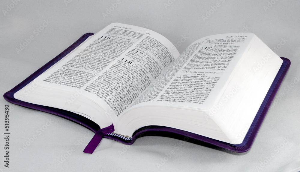 Naklejka premium open Bible isolated on a white background.