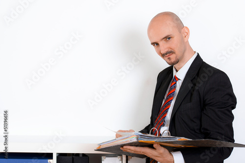 Geschäftsmann ließt in Akte