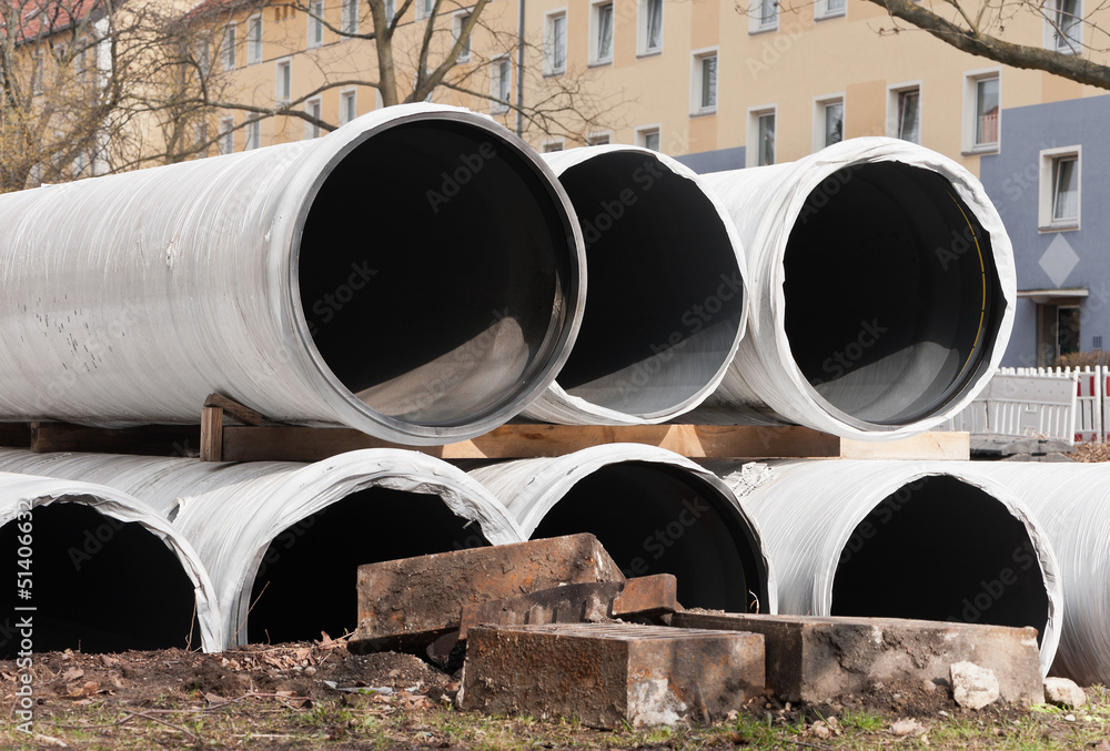Gewaltige Kanalrohre aus Kunststoff auf einer Baustelle Gewaltige Kanalrohre aus Kunststoff auf einer Baustelle