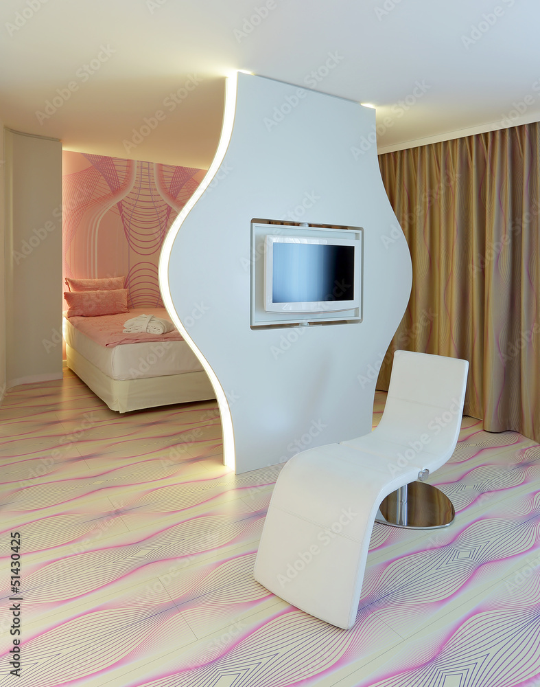 Hotelzimmer - Bett, Liege und Raumteiler mit TV Stock-Illustration | Adobe  Stock