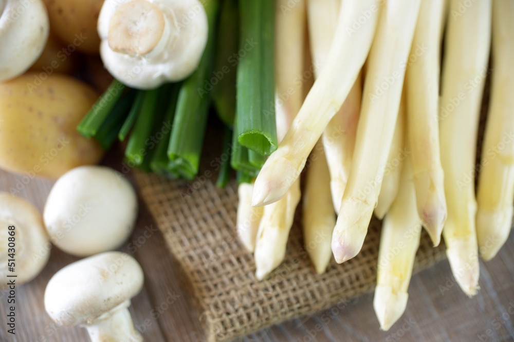 Weißer Spargel,Frühlingszwiebeln,Kartoffeln,Pilze Weißer Spargel,Frühlingszwiebeln,Kartoffeln,Pilze