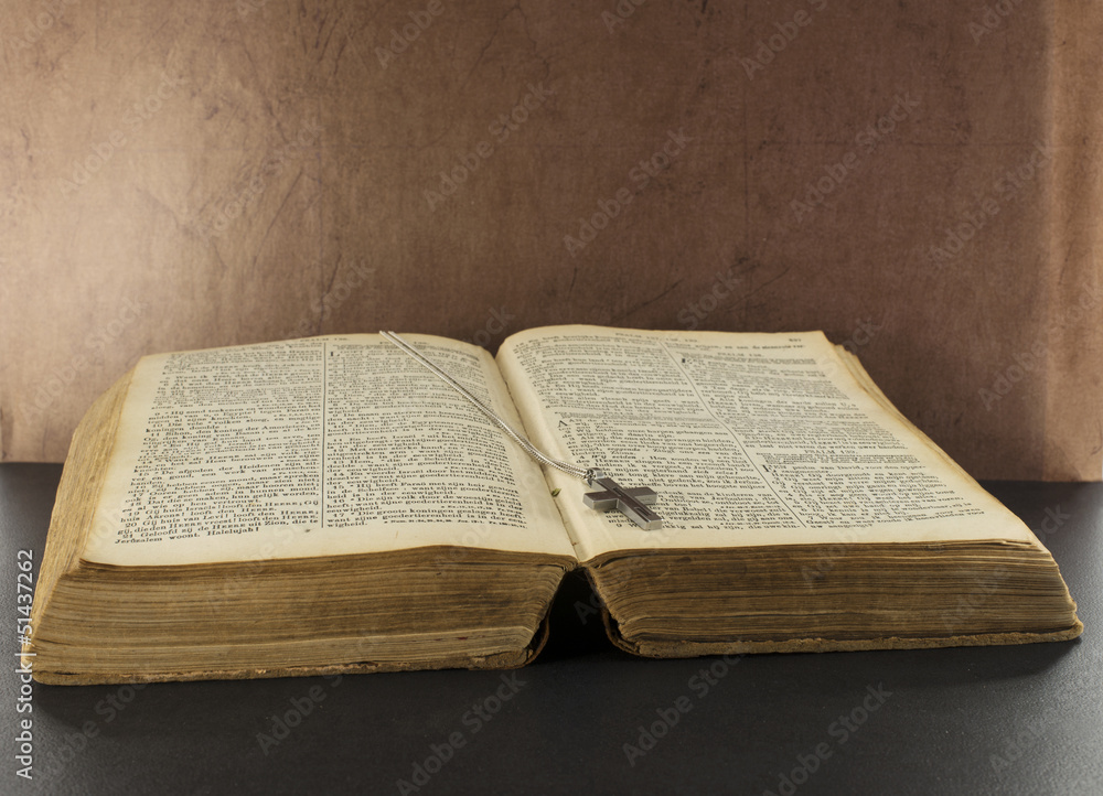 Obraz premium old bible book with silver cross