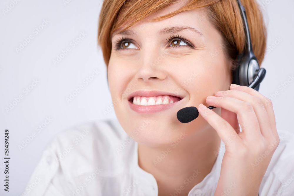 geschäftsfrau telefoniert mit headset geschäftsfrau telefoniert mit headset