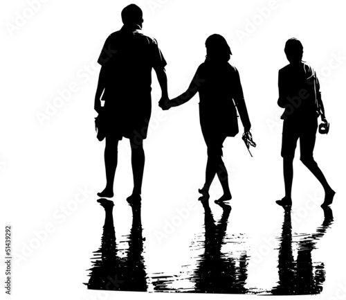 Famille en promenade au bord de l'eau