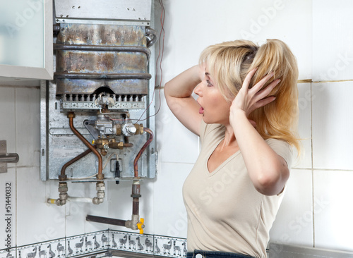The housewife is upset, the gas water heater has broken..