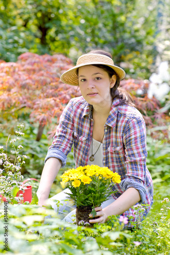 junge Frau bei der Gartenarbeit