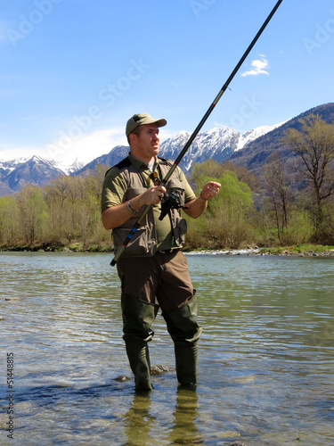 pescatore in riva al fiume