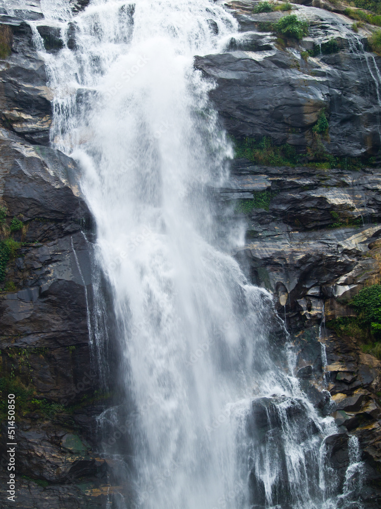 Obraz premium Vachiratar Waterfall in Inthanon Nation Park in Chiang Mai, Thai