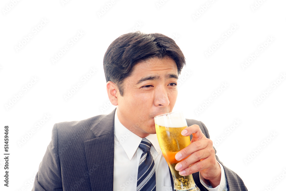 ビールを飲む笑顔のサラリーマン ビールを飲む笑顔のサラリーマン