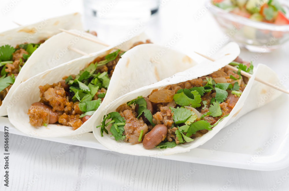 chili con carne in wheat tortillas chili con carne in wheat tortillas