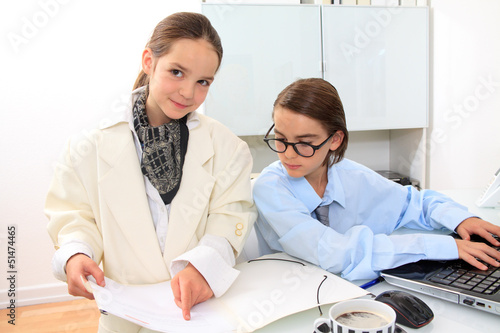 Valokuva Kinder spielen erwachsen sein im am Schreibtisch