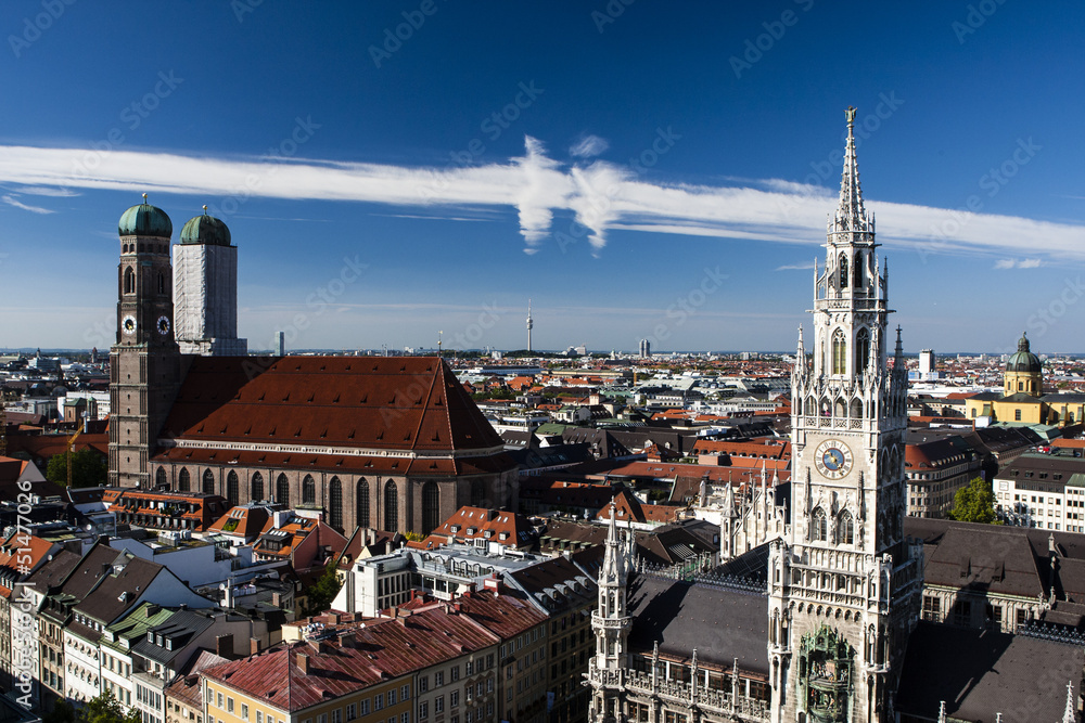 München Panorama mit Blick auf das Rathaus und die Frauenkirche.