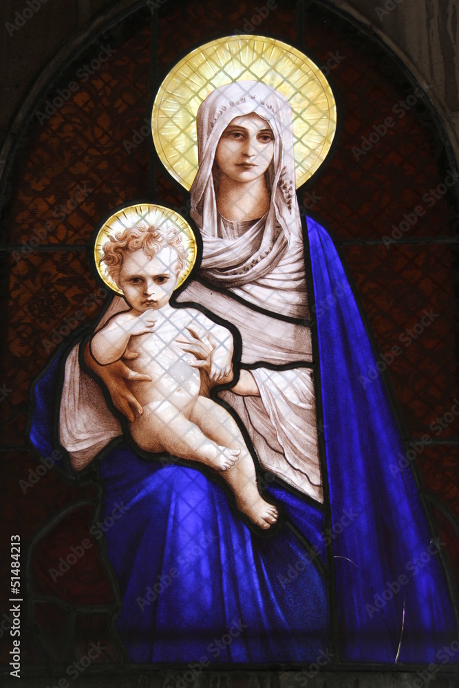 Vierge et l'enfant, vitrail d'un caveau du cimetière de Passy à Paris Vierge et l'enfant, vitrail d'un caveau du cimetière de Passy à Paris