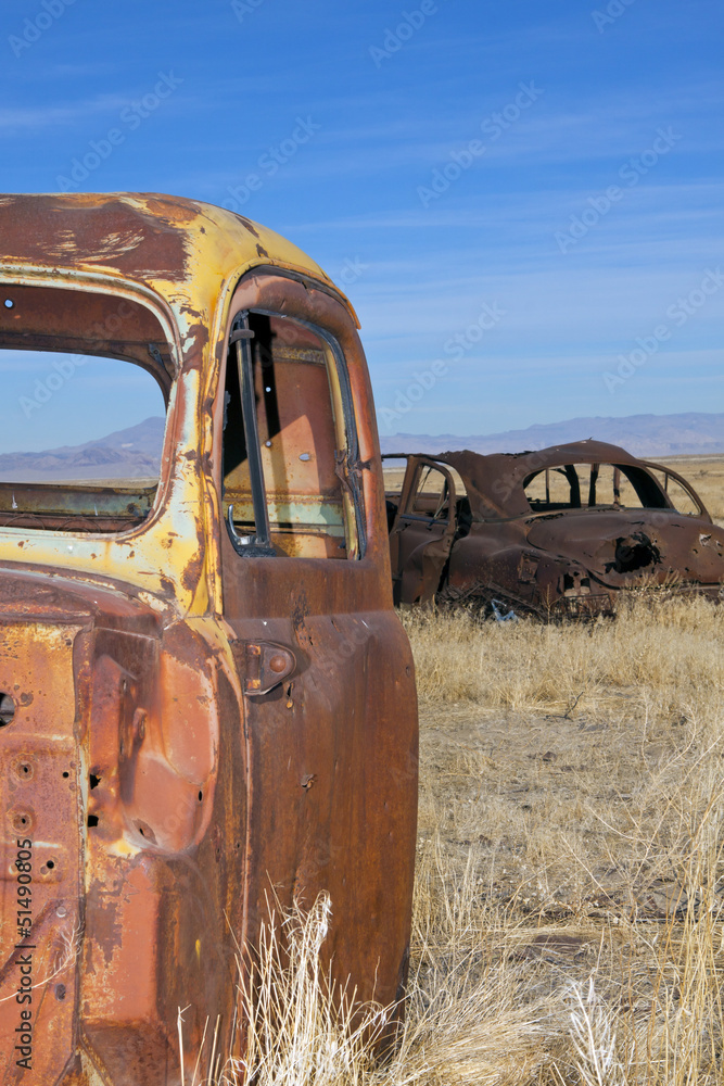 Fototapeta premium Abandoned vehicle in the desert.