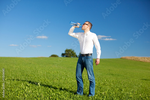 mann trinkt mineralwasser