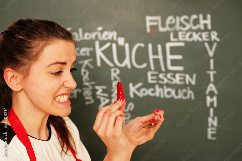 junges Mädchen mit Chillischoten junges Mädchen mit Chillischoten