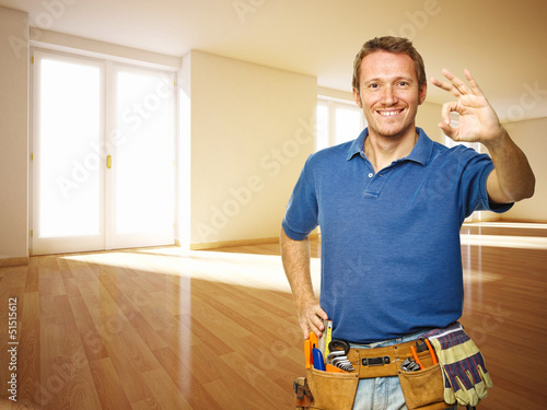 Fotografía friendly handyman in new house