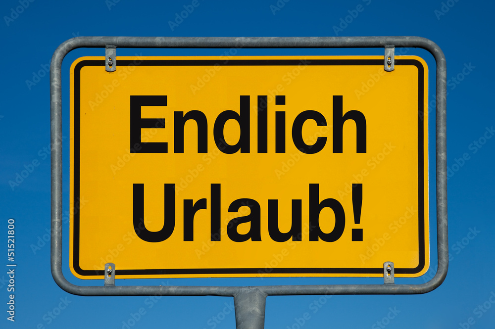 Ortsschild mit blauem Himmel ENDLICH URLAUB!