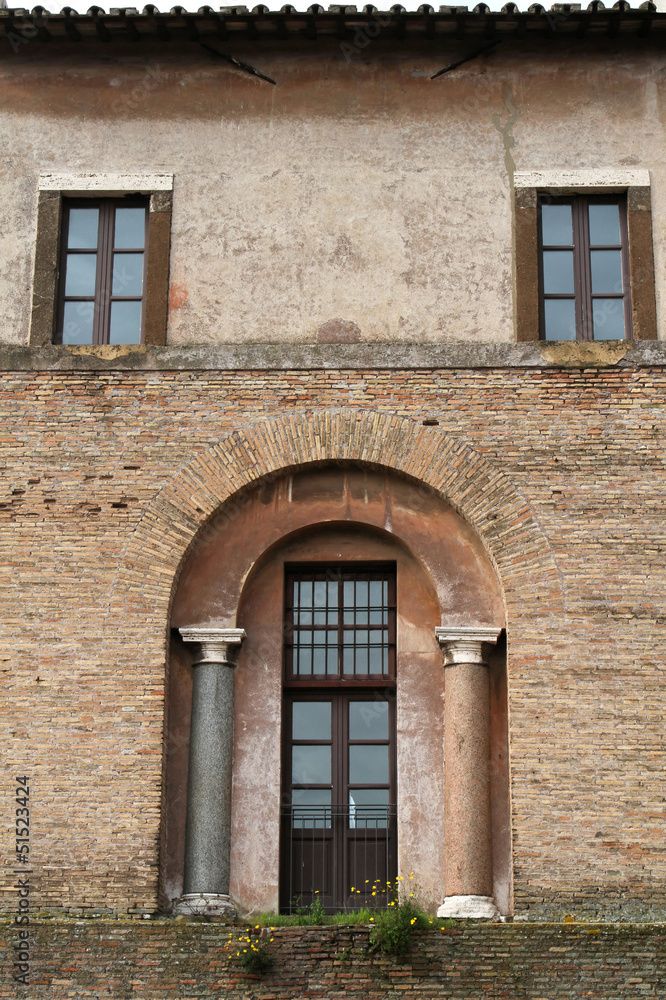 La façade de la Domus Flavia