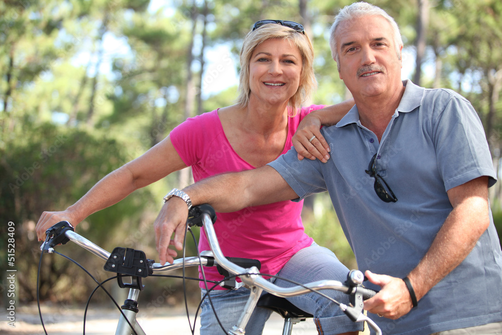 Obraz premium Couple enjoying a bike ride