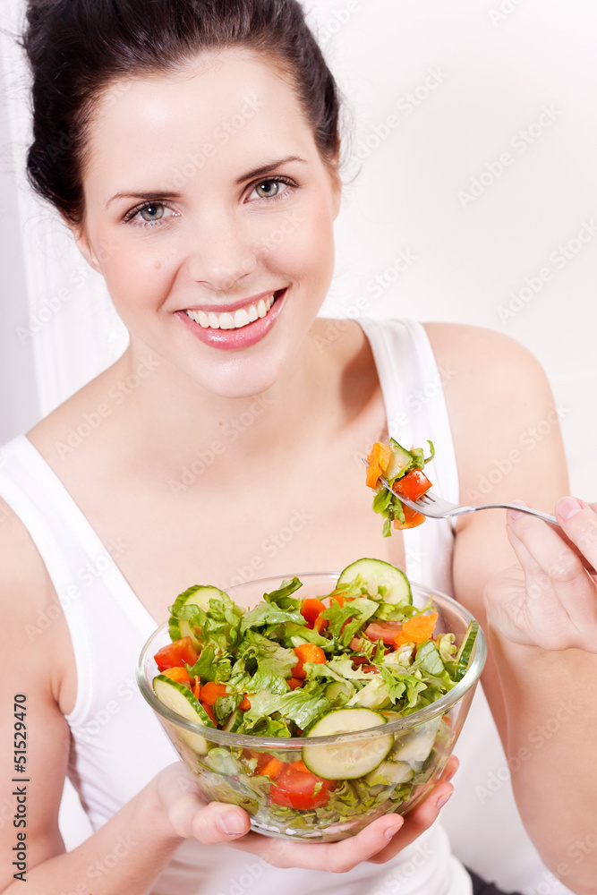 lachende junge frau isst frischen salat lachende junge frau isst frischen salat