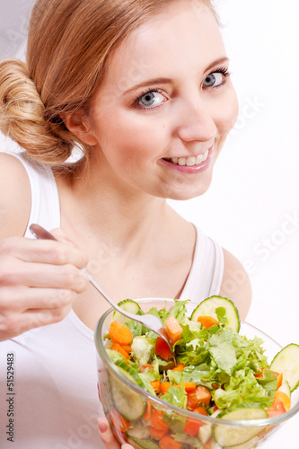 lachende junge frau isst frischen salat