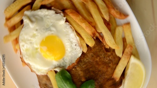 Milanesa con fritas y huevo