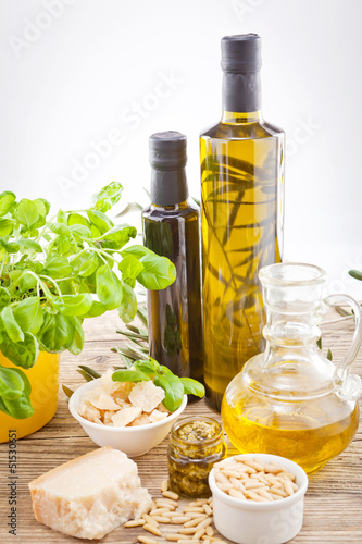 Frisches Pesto Genovese mit Olivenöl, Parmesan und pinienkernen
