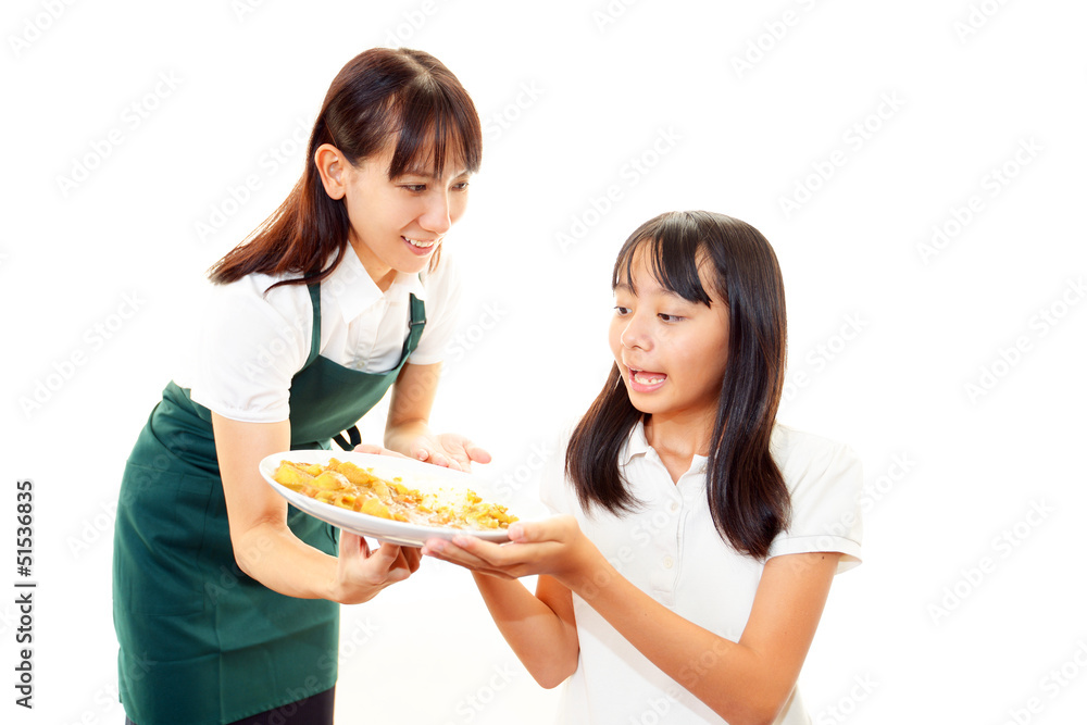 食事を前に大喜びの女の子