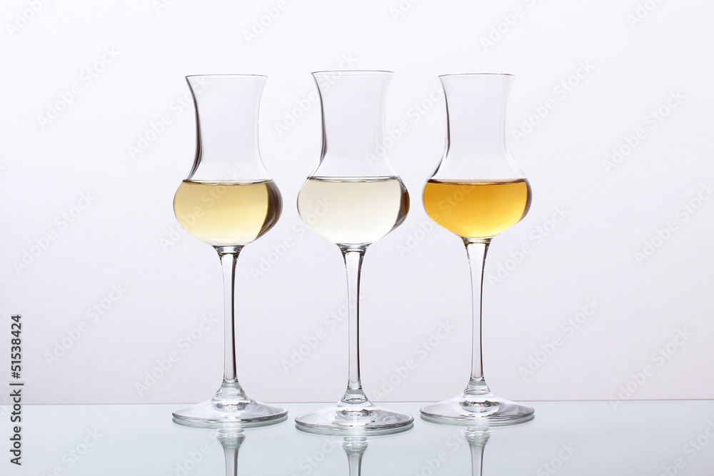 cocktail tre bicchieri con bevanda alcolica grappa cocktail tre bicchieri con bevanda alcolica grappa