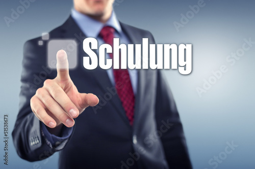 Mann tippt auf Display Schulung
