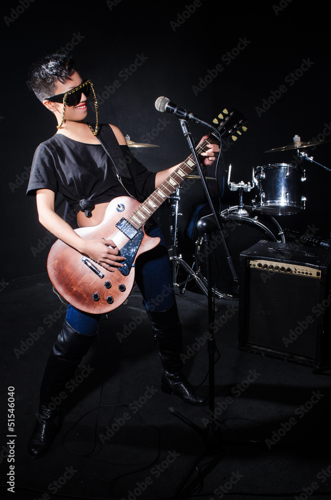 Obraz premium Woman guitar player during concert