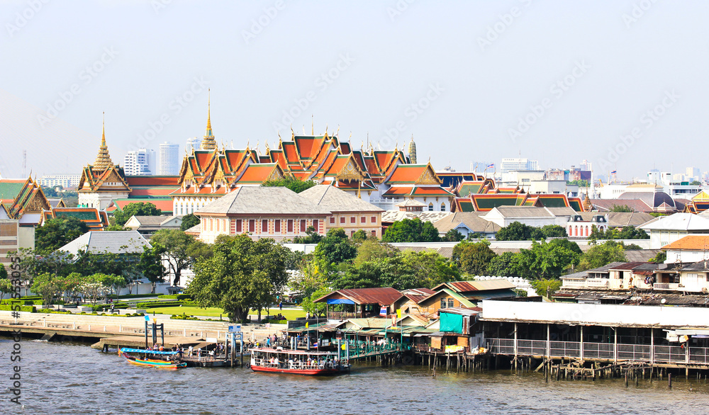 Fototapeta premium Grand palace and the city of Bangkok along Chao Praya River