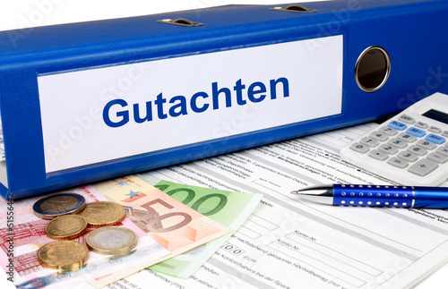 Gutachtenordner mit Geld und Taschenrechner