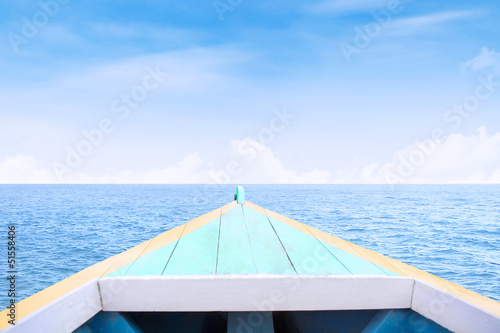 Boat sailing on the sea © Creativa Images