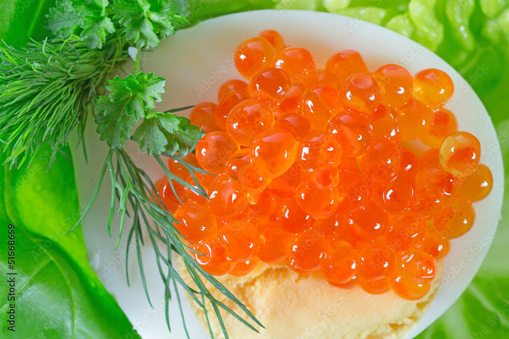 Kaviar rot auf Ei und Salat mit Kräutern Kaviar rot auf Ei und Salat mit Kräutern