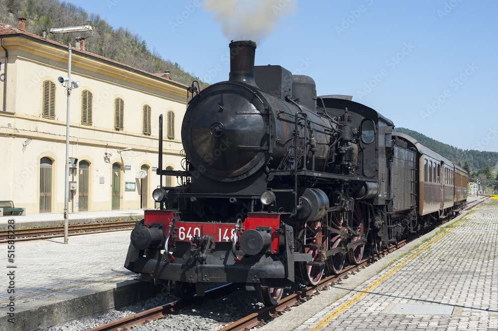 Obraz premium Little railway station with steam train