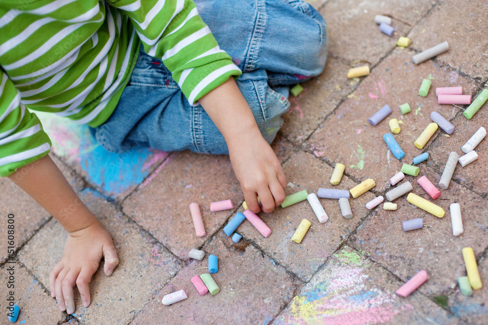 Fototapeta premium kleiner junge malt mit kreide