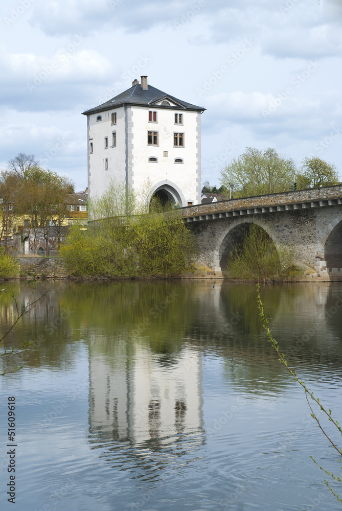 Torturm an der Alten Limburger Lahnbrücke im Frühjahr