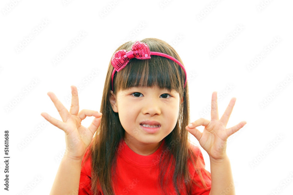 Okサインを出す笑顔の女の子 Okサインを出す笑顔の女の子